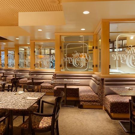 Coast Plaza Hotel And Suites 밴쿠버 외부 사진