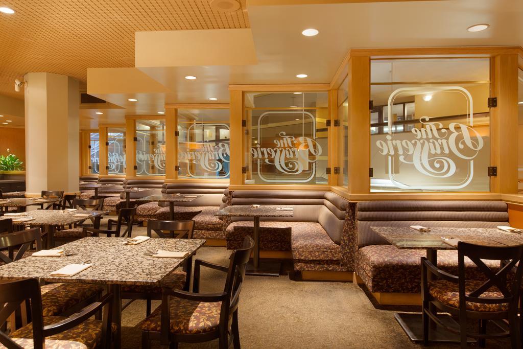 Coast Plaza Hotel And Suites 밴쿠버 외부 사진