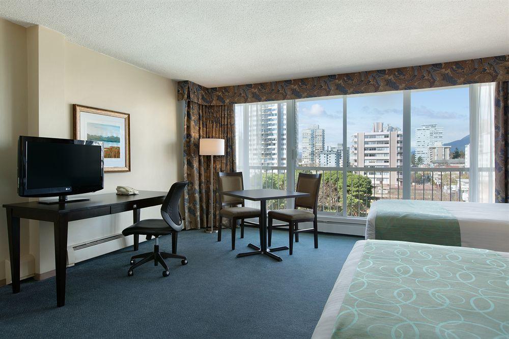 Coast Plaza Hotel And Suites 밴쿠버 외부 사진