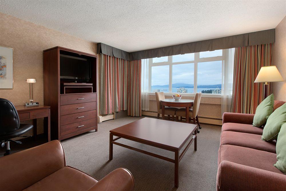 Coast Plaza Hotel And Suites 밴쿠버 외부 사진