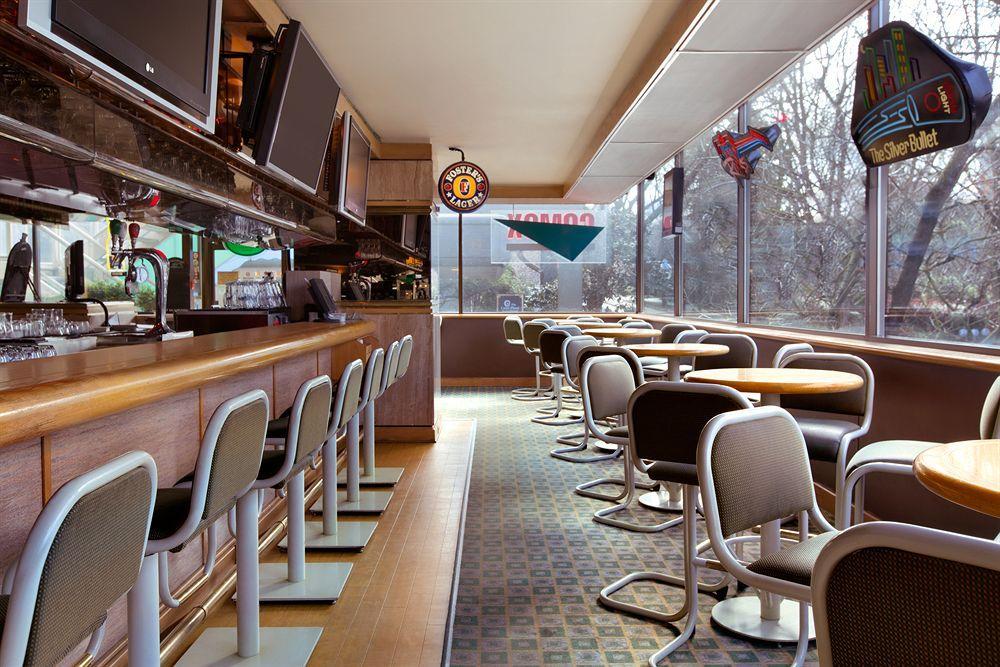 Coast Plaza Hotel And Suites 밴쿠버 외부 사진