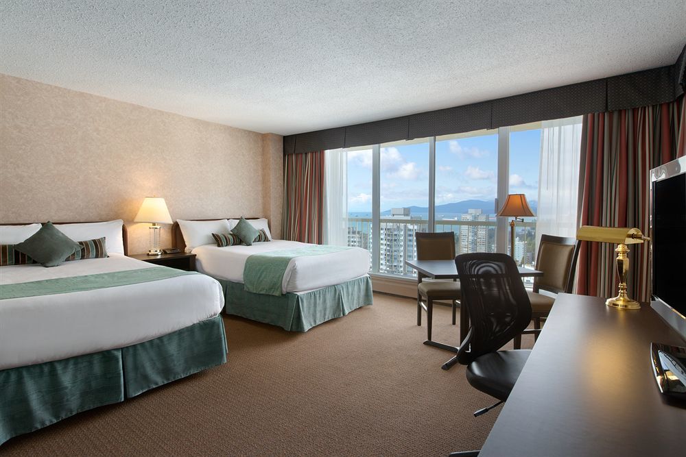 Coast Plaza Hotel And Suites 밴쿠버 외부 사진
