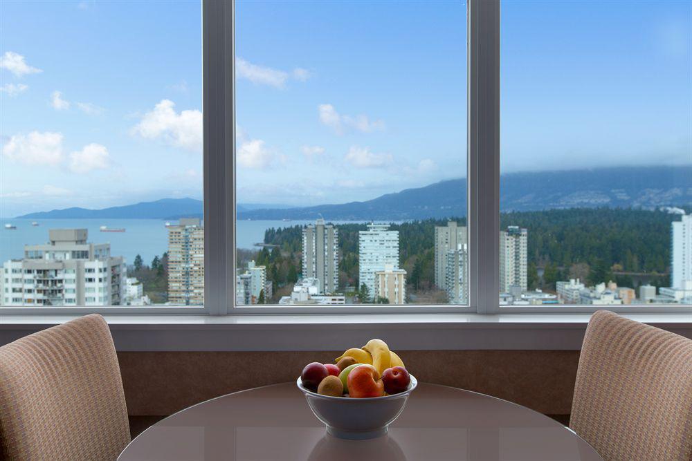 Coast Plaza Hotel And Suites 밴쿠버 외부 사진