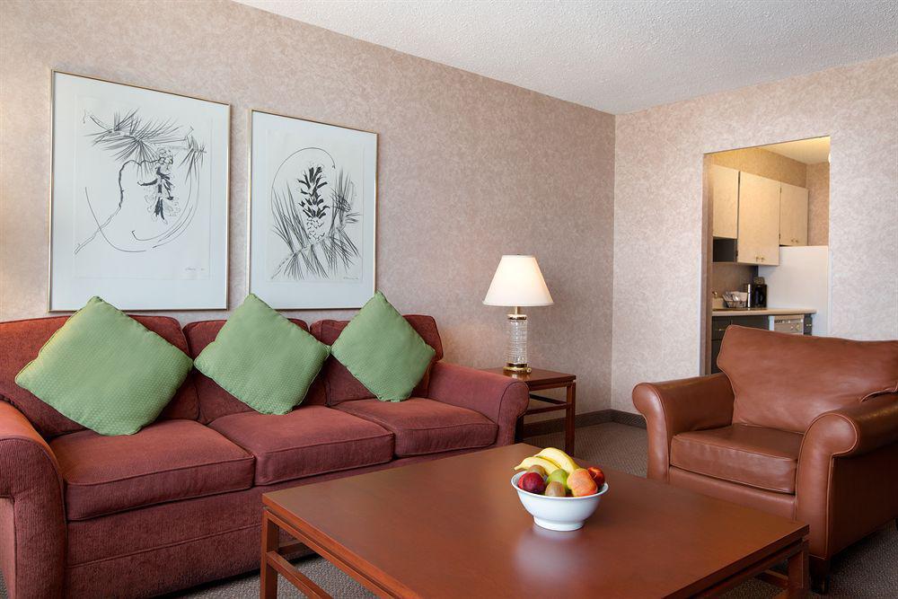 Coast Plaza Hotel And Suites 밴쿠버 외부 사진
